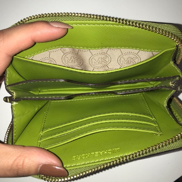 Green Michael Kors credit card wristlet - Picture 5 of 11